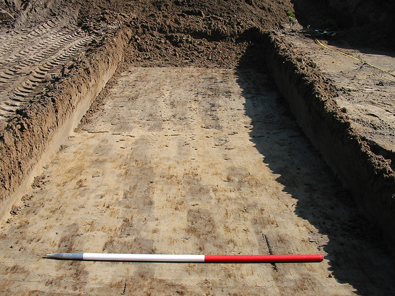 afb. 3: Sporen van een akkerlaag uit de Vroege-IJzertijd / Midden-Bronstijd (Hoogdorperweg 2004)