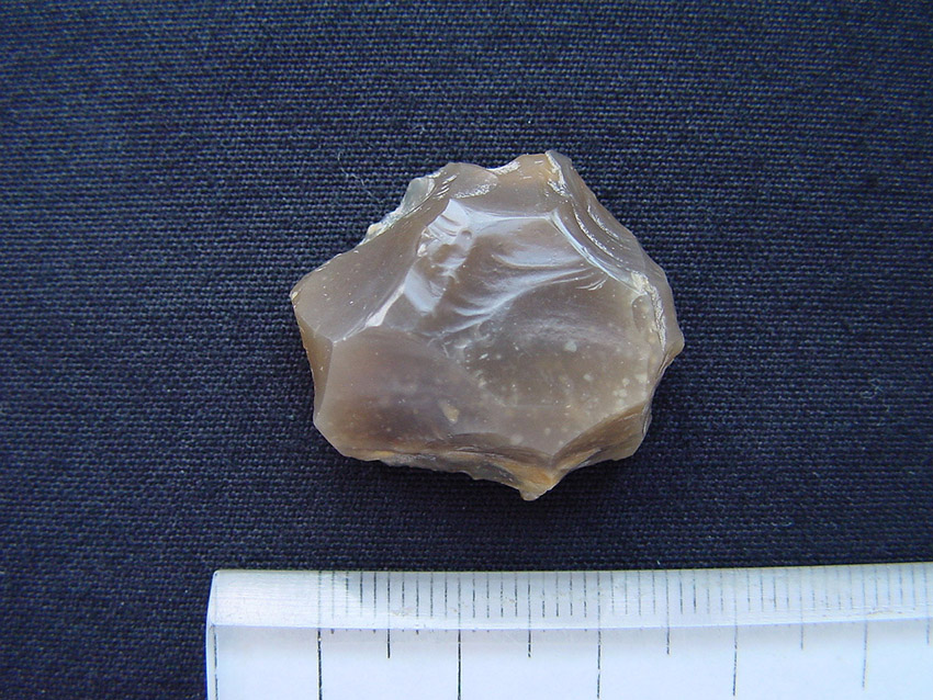 afb.6: Een vuurstenen schrabber uit de Midden-Bronstijd (Hoogdorperweg 2004)