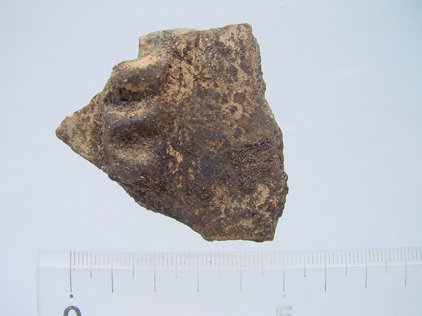 afb.7: Een wandscherf uit de Midden-Bronstijd met een met vingerindrukken versierde stafband (Hoogdorperweg 2004)